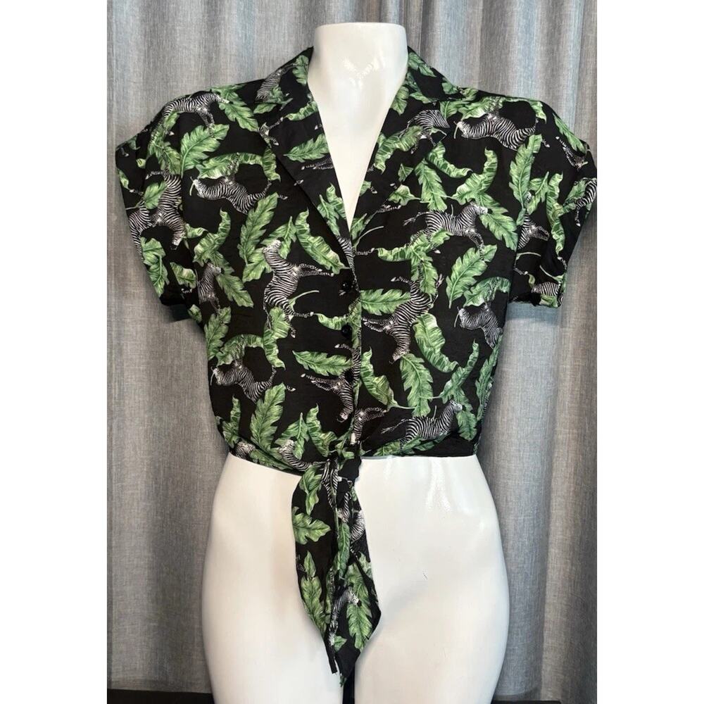 Milk & Honey Women’s Zebra Leaf Print Crop Tie Front Shirt Tropical Xsmall